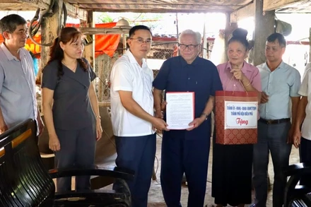 Chủ tịch Ủy ban nhân dân thành phố Điện Biên Phủ Nguyễn Quang Hưng trao quyết định cấp đất cho người dân.