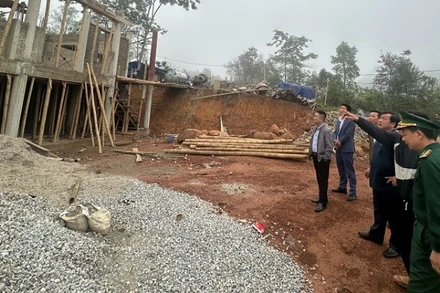 Lãnh đạo Ủy ban nhân dân tỉnh Điện Biên kiểm tra tiến độ xây dựng Nhà văn hóa tại bản Chăn Nuôi, xã Si Pa Phìn, huyện Nậm Pồ.