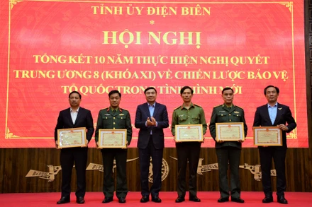 Bí thư Tỉnh ủy Điện Biên Trần Quốc Cường, trao Bằng khen tặng các tập thể có nhiều thành tích xuất sắc trong thực hiện Nghị quyết.