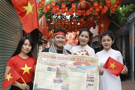 Các bạn trẻ Điện Biên vô cùng thích thú khi được tìm hiểu lịch sử bằng phụ san đặc biệt của Báo Nhân Dân. 