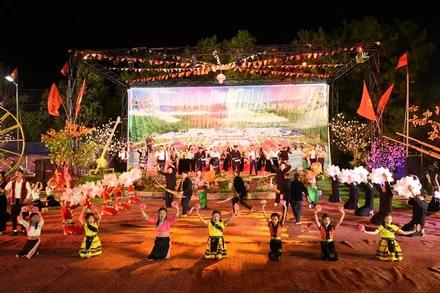 Chương trình văn nghệ đặc sắc tại Lễ khai mạc ngày hội (tối 19/2) thu hút hàng nghìn người dân, du khách tham gia.