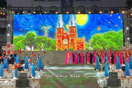 Hát múa "Một vòng Việt Nam" thu hút sự quan tâm của đông đảo nhân dân Điện Biên.