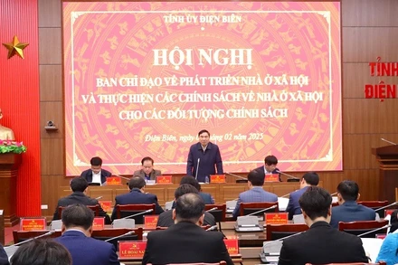 Đồng chí Trần Quốc Cường, Ủy viên Trung ương Đảng, Bí thư Tỉnh ủy Điện Biên, phát biểu chỉ đạo tại cuộc họp tháo gỡ khó khăn trong thực hiện các chính sách về nhà ở xã hội tại Điện Biên. (Ảnh: LÊ LAN)