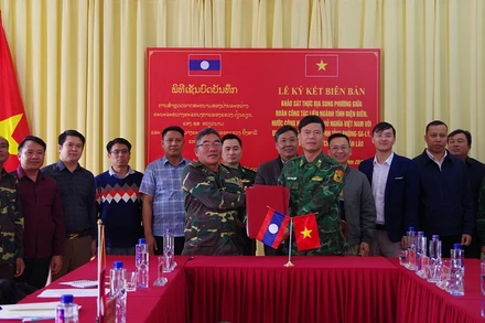 Đoàn trưởng hai đoàn công tác trao biên bản ghi nhớ ký kết hội đàm.