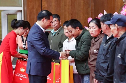 Đồng chí Phó Thủ tướng Bùi Thanh Sơn trao quà Tết tặng các gia đình công nhân, viên chức tại Điện Biên.