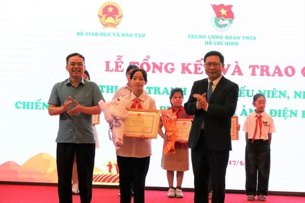 Trao giải Nhất cho em Nguyễn Lê Hà Linh, học sinh lớp 7B2, Trường trung học cơ sở Mường Thanh, thành phố Điện Biên Phủ, tỉnh Điện Biên.