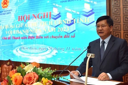 Chủ tịch Ủy ban nhân dân tỉnh Điện Biên Lê Thành Đô trả lời các ý kiến của thanh niên Điện Biên về chính sách hỗ trợ thanh niên vùng đồng bào dân tộc thiểu số.