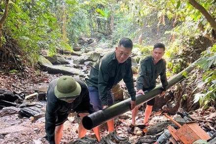 Công nhân Công ty Cổ phần cấp nước Điện Biên thi công đường ống dẫn nước phục vụ người dân huyện Mường Chà.