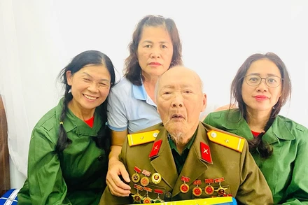 Người chiến sĩ Điện Biên năm xưa - Tô Quang Khoan, bên các con.