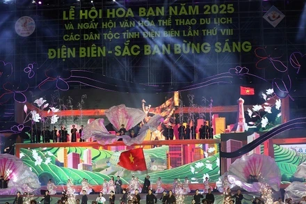 Chương trình văn nghệ đặc sắc chào mừng khai mạc Lễ hội Hoa Ban Điện Biên 2025 thu hút sự theo dõi của rất đông nhân dân, du khách.