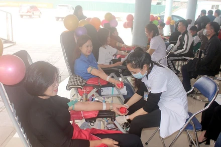 Cán bộ, đoàn viên thanh niên tỉnh Điện Biên tình nguyện hiến máu tại Lễ hội xuân hồng năm 2024.