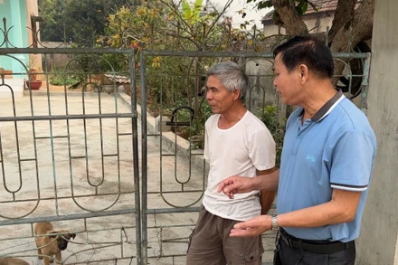 Cán bộ Trung tâm dịch vụ nông nghiệp huyện Điện Biên tuyên truyền, vận động người dân xã Thanh Yên thực hiện nghiêm các biện pháp phòng bệnh dại cho vật nuôi.