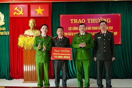Đại tá Phạm Trường Giang, Phó Giám đốc Công an tỉnh Điện Biên trao thưởng các lực lượng phá thành công chuyên án. Ảnh: TRƯỜNG LONG