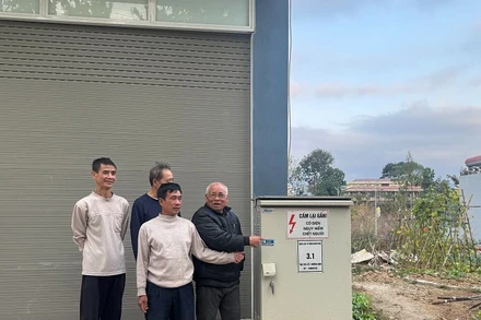 Hệ thống tủ điện hạ thế ngay trước cửa nhà nhưng các gia đình ở điểm tái định cư số 1 Dự án Hạ tầng kỹ thuật khung (thành phố Điện Biên Phủ, tỉnh Điện Biên) vẫn chưa được đấu nối điện để sử dụng.