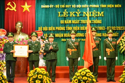 Thừa ủy quyền Chủ tịch nước, lãnh đạo Bộ Tư lệnh Biên phòng trao Huân chương Chiến công hạng Nhất cho Bộ đội biên phòng Điện Biên.