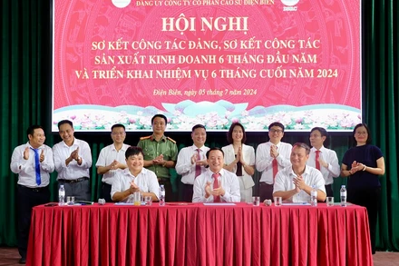 Đại diện các nông trường cao-su Điện Biên, Tuần Giáo, Mường Chà ký kết giao ước thi đua tăng tốc sản xuất, hoàn thành xuất sắc nhiệm vụ.