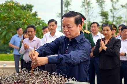 Phó Thủ tướng Chính phủ Trần Hồng Hà dâng hương tưởng nhớ các anh hùng liệt sĩ tại Đền thờ liệt sĩ Chiến trường Điện Biên Phủ trên đồi F.