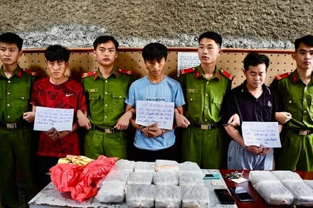 3 đối tượng: Hạ A Ly, Vừ A Hạnh và Hà A Trừ cùng tang vật khi bị lực lượng chức năng bắt giữ. (Ảnh: Công an Điện Biên)