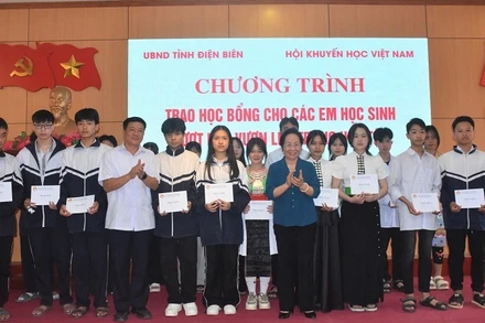 Đồng chí Nguyễn Thị Doan, Chủ tịch Hội Khuyến học Việt Nam và đồng chí Lò Văn Phương, Chủ tịch Hội đồng nhân dân tỉnh Điện Biên trao học bổng cho học sinh có hoàn cảnh khó khăn tỉnh Điện Biên.