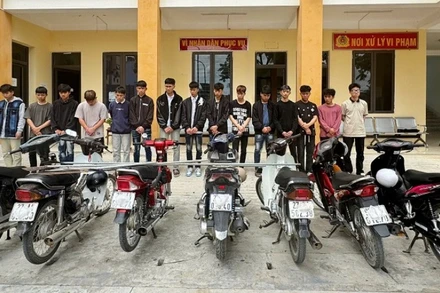 Các đối tượng cùng tang vật tại cơ quan Công an. (Ảnh: Công an Điện Biên)