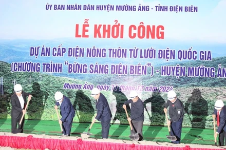 Các đồng chí lãnh đạo Tỉnh ủy, Ủy ban nhân dân tỉnh Điện Biên cùng cán bộ, nhân dân huyện Mường Ảng thực hiện nghi thức khởi công dự án cấp điện nông thôn tại bản Chan 3.