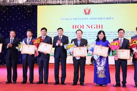 Đồng chí Trần Quốc Cường, Ủy viên Trung ương Đảng, Bí thư Tỉnh ủy Điện Biên trao Bằng khen của Thủ tướng Chính phủ tặng các cá nhân. 