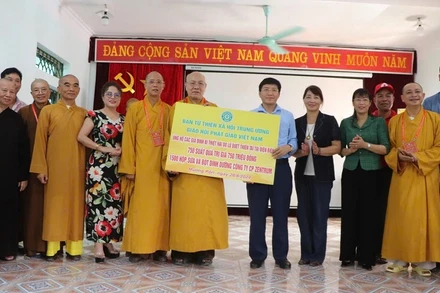 Tại xã Mường Pồn, Hòa thượng Thích Quảng Tùng cùng Đoàn công tác đã trao kinh phí để Ủy ban Mặt trận Tổ quốc Việt Nam tỉnh Điện Biên và các đơn vị triển khai làm 20 căn nhà cho các gia đình bị thiệt hại do lũ quét.