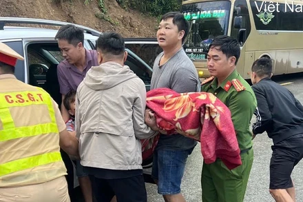 Lực lượng chức năng đưa người bị thương đi cấp cứu. (Ảnh: CTV)