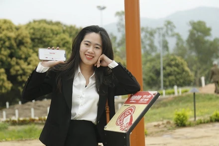 Chị Mai Hải Yến chia sẻ khoảnh khắc truy cập thông tin điểm đến tại bảng gắn chíp NFC thuộc dự án "Yêu lắm Việt Nam" do Báo Nhân Dân thực hiện. 