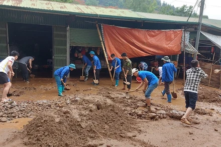 Đoàn viên thanh niên huyện Điện Biên Đông hỗ trợ người dân bản Suối Lư khắc phục hậu quả lũ quét xảy ra vào rạng sáng 10/5 vừa qua.