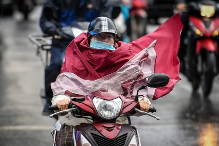 [Ảnh] Hà Nội 12 độ C, người dân chật vật đi làm trong mưa lạnh