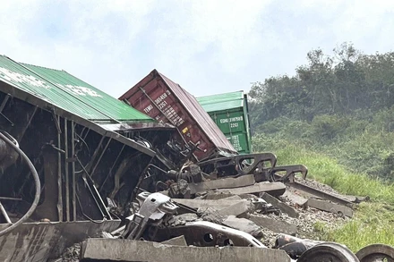 Nhiều toa tàu đã bị lật sau vụ nổ. (Ảnh: Khaosod)