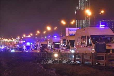 Lực lượng chức năng được triển khai tại hiện trường vụ tấn công nhằm vào trung tâm thương mại “Crocus City Hall” ở Moskva, Nga tối 22/3/2024. Ảnh: THX/TTXVN