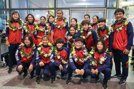 Các nữ tuyển thủ chụp ảnh lưu niệm tại sân bay Nội Bài.