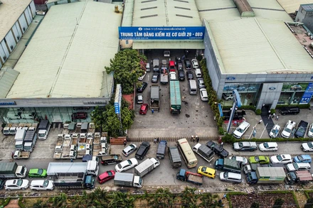 [Ảnh] Quá tải tại các trung tâm đăng kiểm tại Hà Nội