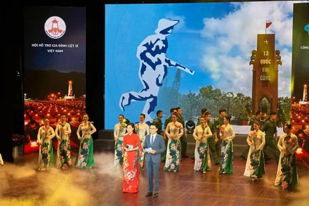 Chương trình nghệ thuật tri ân liệt sĩ “Tên anh đã thành tên đất nước”.