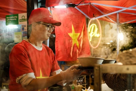 [Ảnh] Những bát phở “sưởi ấm” cổ động viên Việt Nam tại Auckland