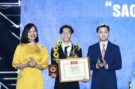 Bí thư Trung ương Đoàn, Chủ tịch Hội Sinh viên Việt Nam Nguyễn Minh Triết (bên phải) cùng đại diện các đơn vị liên quan trao Giải thưởng “Sao tháng Giêng” năm 2022 tặng sinh viên tiêu biểu.