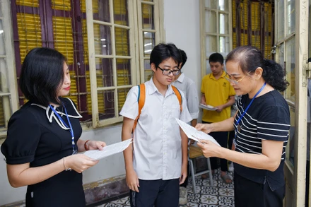 [Ảnh] Học sinh Hà Nội làm thủ tục dự thi tuyển sinh vào lớp 10