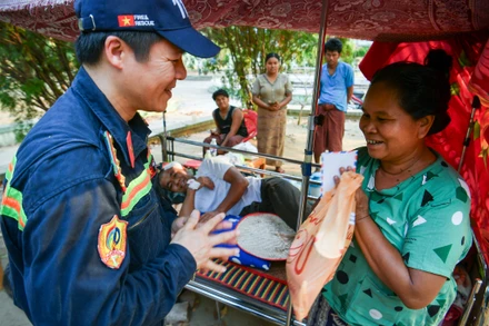 [Ảnh] Đoàn cứu nạn, cứu hộ Việt Nam chia sẻ nỗi mất mát với người dân vùng động đất Myanmar