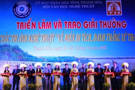 Lễ cắt băng khai trương triển lãm ảnh nghệ thuật “Về miền Di tích, danh thắng xứ Thanh”.