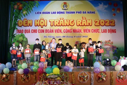 Trao quà cho các cháu thiếu nhi