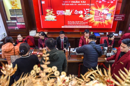 [Ảnh] Người dân háo hức mua vàng mong rước lộc đầu năm