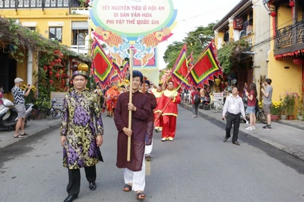 Diễu hành rước danh hiệu Di sản văn hóa phi vật thể quốc gia Tết Nguyên tiêu ở Hội An 