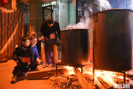 [Ảnh] Người dân Hà Nội quây quần bên nồi bánh chưng đón Tết