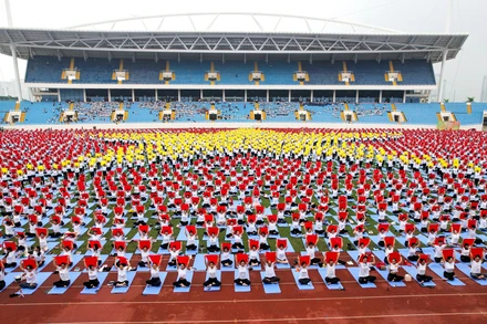 [Ảnh] 5.000 người đồng diễn yoga xếp hình lá cờ Tổ quốc, xác lập kỷ lục Việt Nam