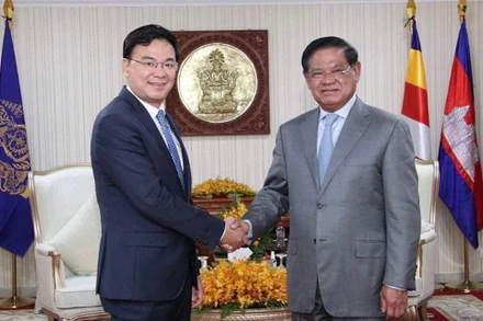 Thứ trưởng Ngoại giao Phạm Quang Hiệu chào xã giao Phó Thủ tướng, Bộ trưởng Nội vụ Campuchia Samdech Krolahom Sar Kheng.