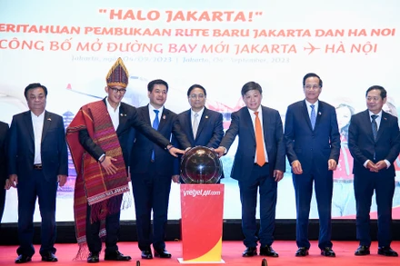 Thủ tướng Phạm Minh Chính và các đại biểu thực hiện nghi thức công bố đường bay thẳng kết nối Hà Nội với Jakarta. 