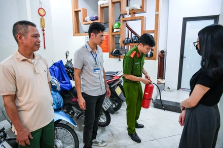 [Ảnh] Cầu Giấy tổng rà soát, kiểm tra các nhà trọ trên địa bàn