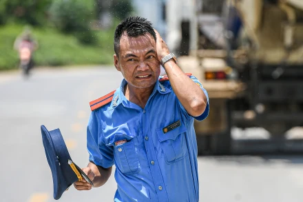 [Ảnh] Ca trực của thanh tra giao thông dưới nắng gắt 40 độ C